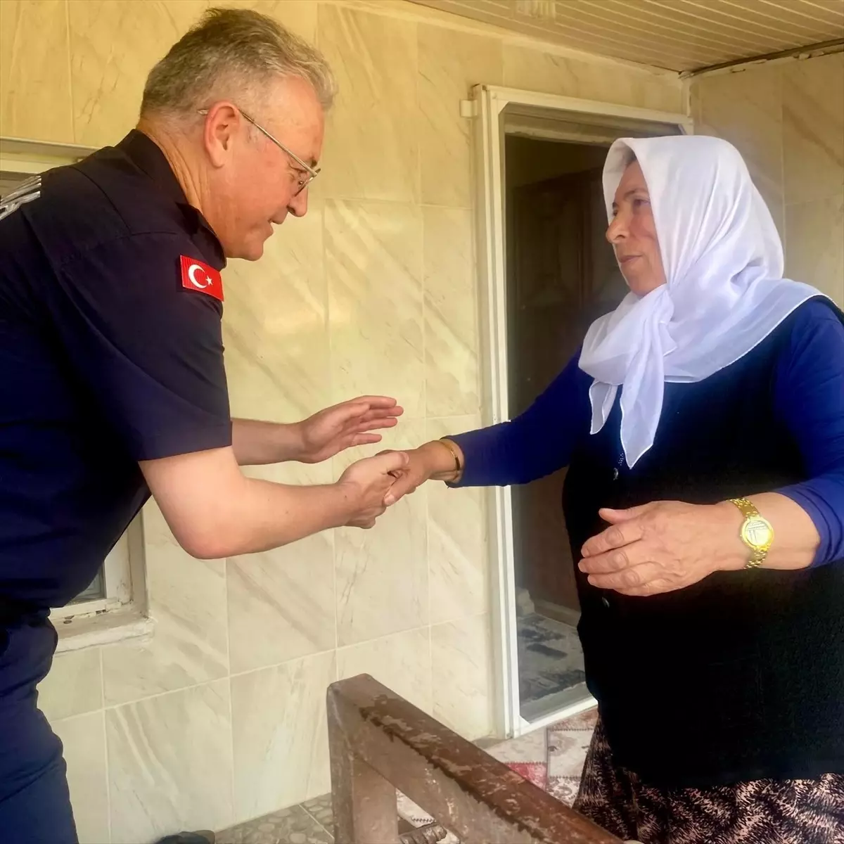 Afyonkarahisar İl Jandarma Komutanı Jandarma Albay Yağan'dan şehit ailesine ziyaret