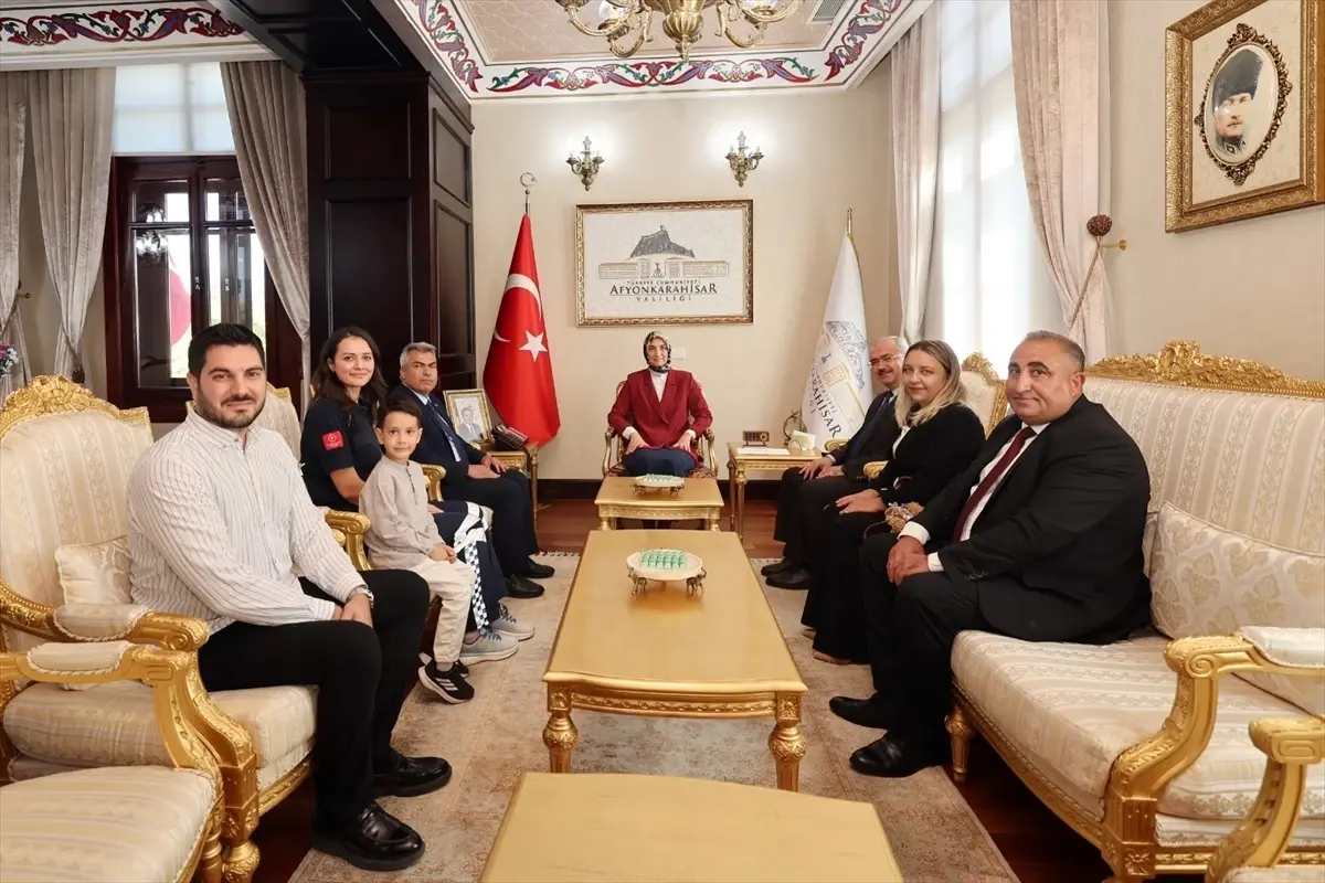 Afyonkarahisar Valisi Yiğitbaşı, başarılı iki personele belge verdi