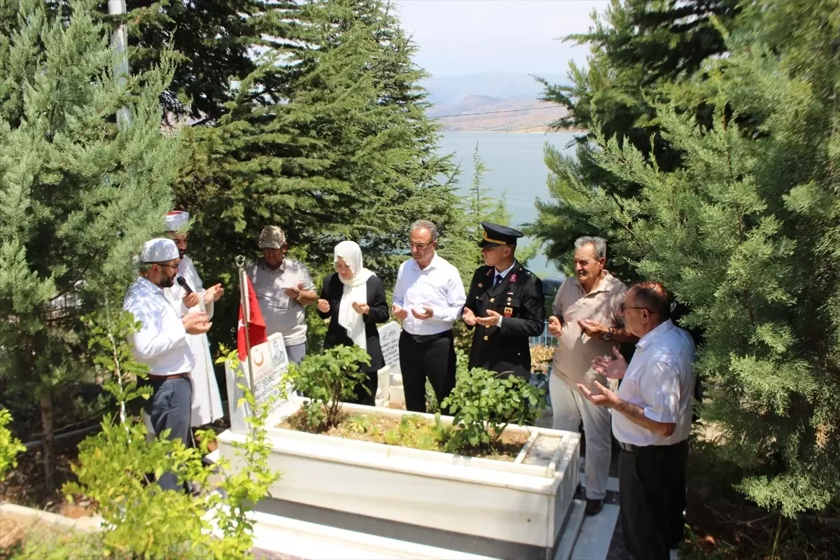 Ağın'da 15 Temmuz şehidi kabri başında anıldı