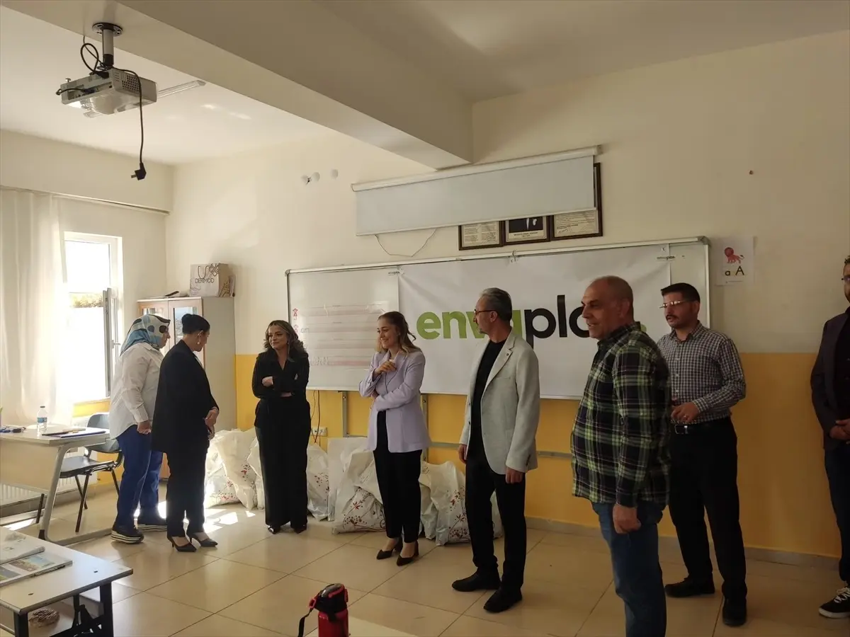 Ağın İlçesinde Öğrencilere Mont Yardımı