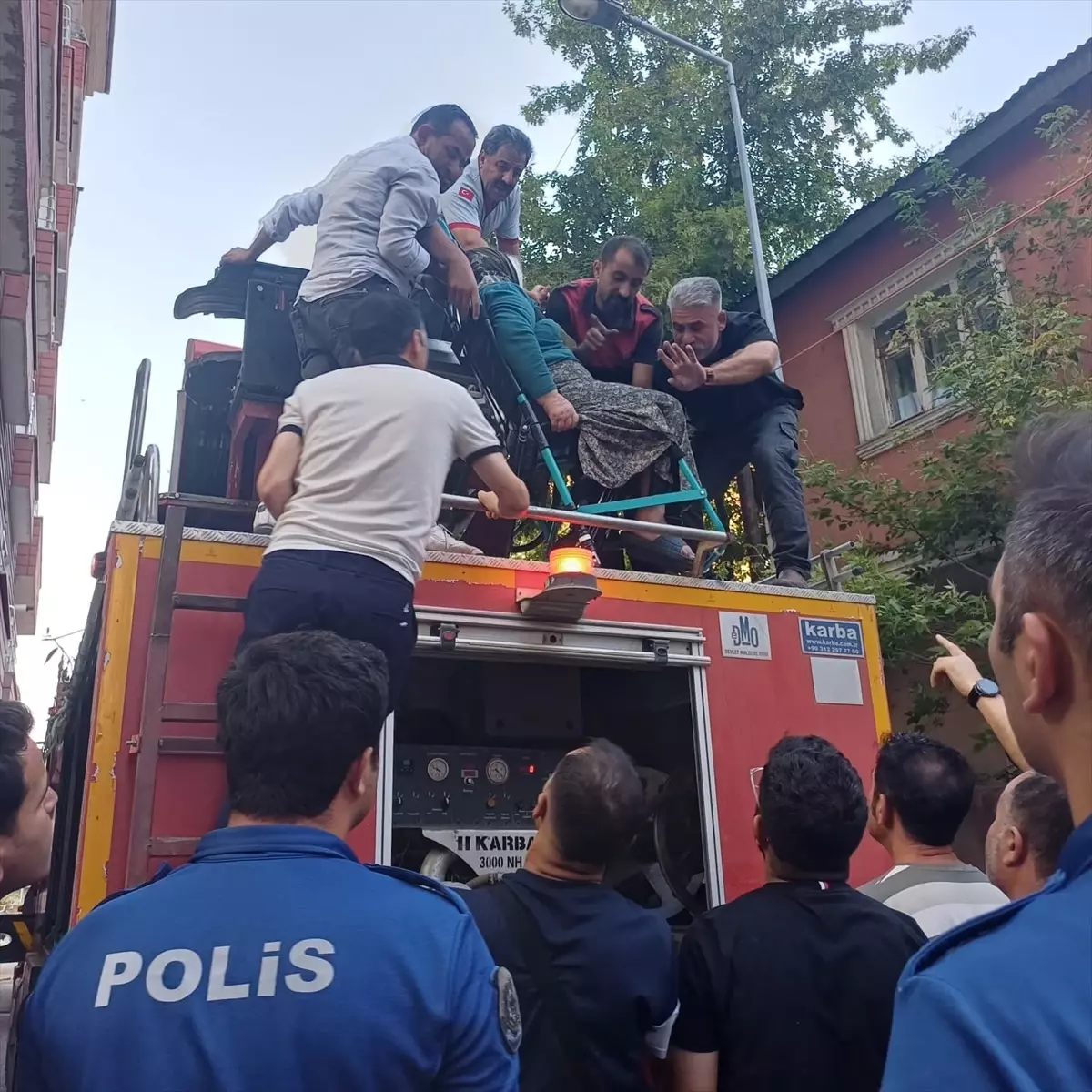 Ağrı'da Yangın: 15 Kişi Dumandan Etkilendi