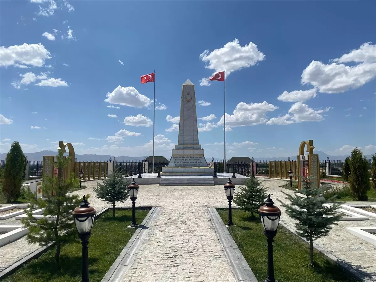 Ağrı'da çevre düzenlemesi tamamlanan şehitlik ziyaret edildi