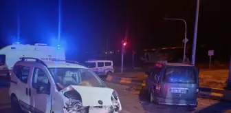 Ağrı'da İki Hafif Ticari Araç Çarpıştı: 3 Yaralı