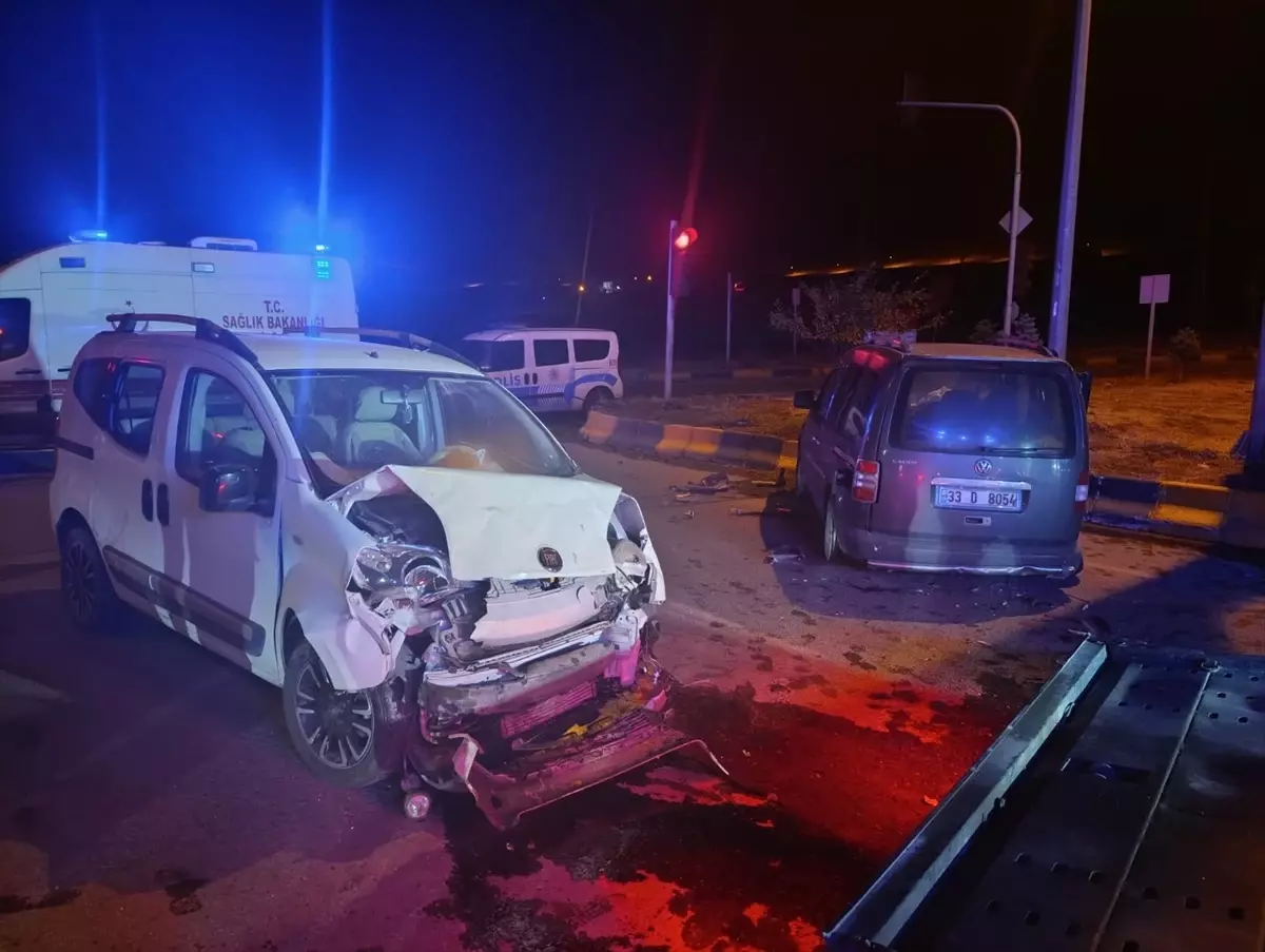 Ağrı'da İki Hafif Ticari Araç Çarpıştı: 3 Yaralı