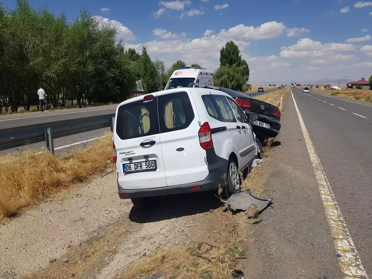 Ağrı'da Trafik Kazası: Sağlık Müdürü de Yaralandı