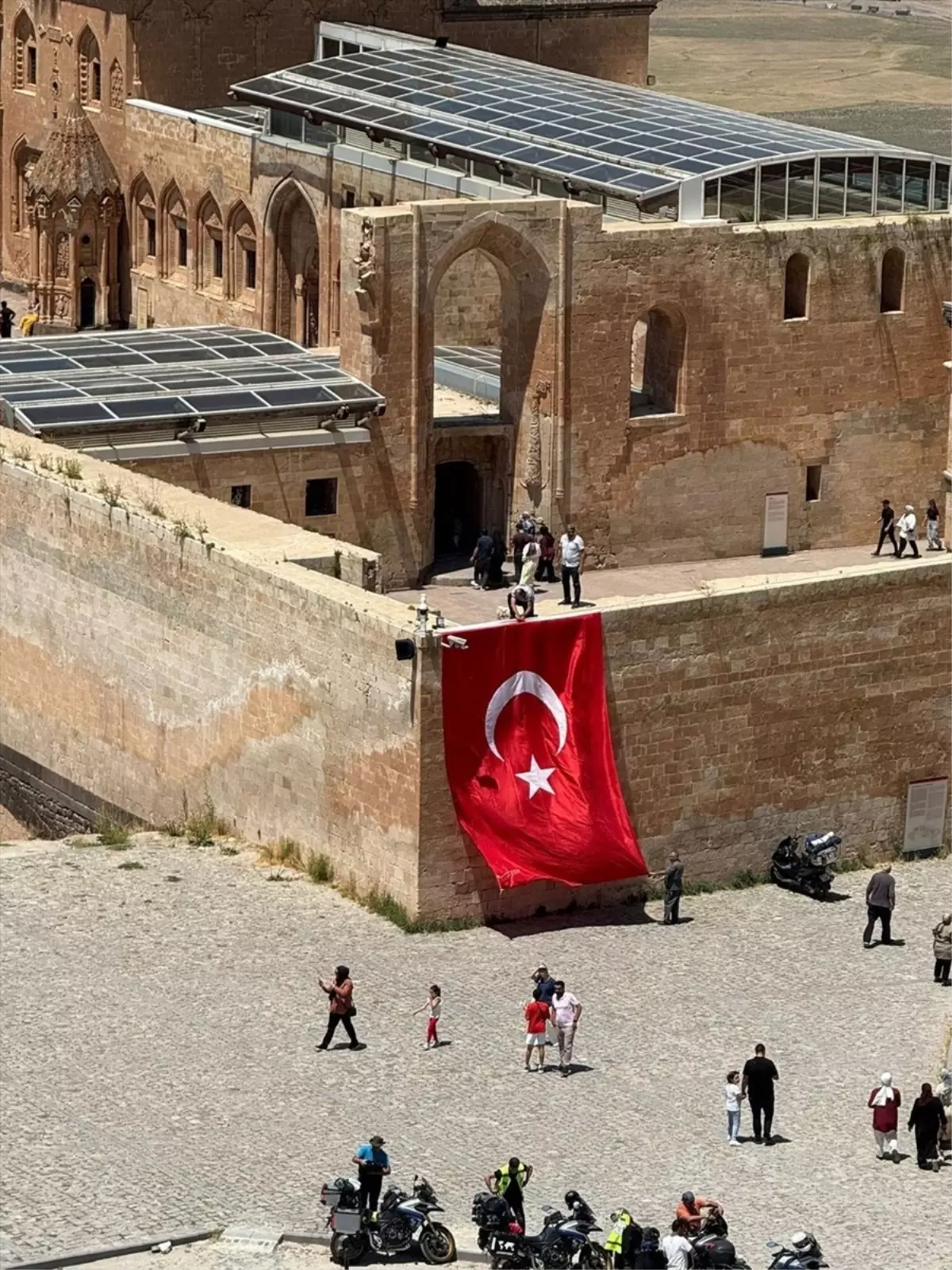 Ağrı'da kamu binalarına ve caddelere 'Terörsüz Türkiye'ye destek için Türk bayrakları asıldı