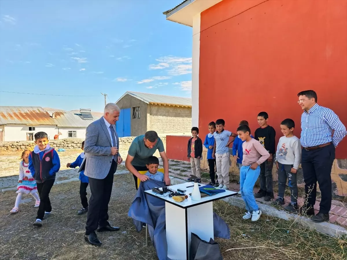 Tutak'ta Kuaförlerden Köy Çocuklarına Tıraş Hizmeti