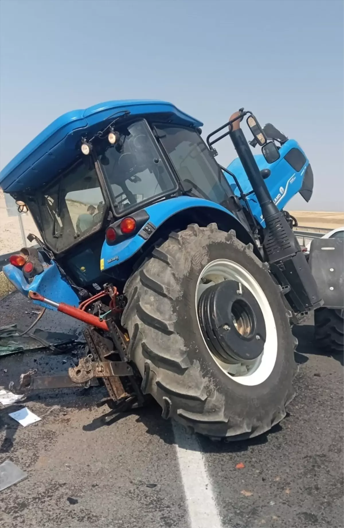 Ağrı'da Otomobil ve Traktör Çarpıştı: 2 Yaralı