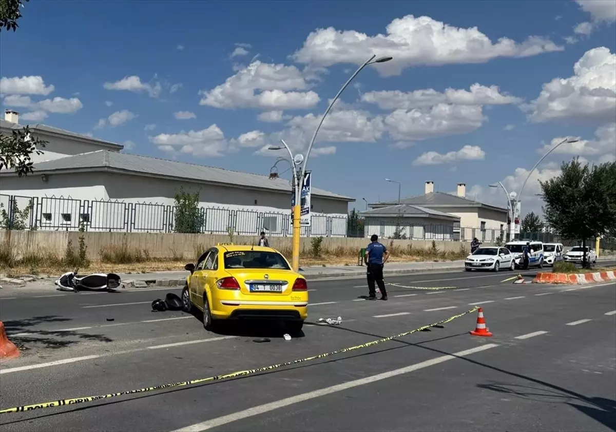 Ağrı'da Motosiklet ile Taksi Çarpıştı: Bir Çift Hayatını Kaybetti