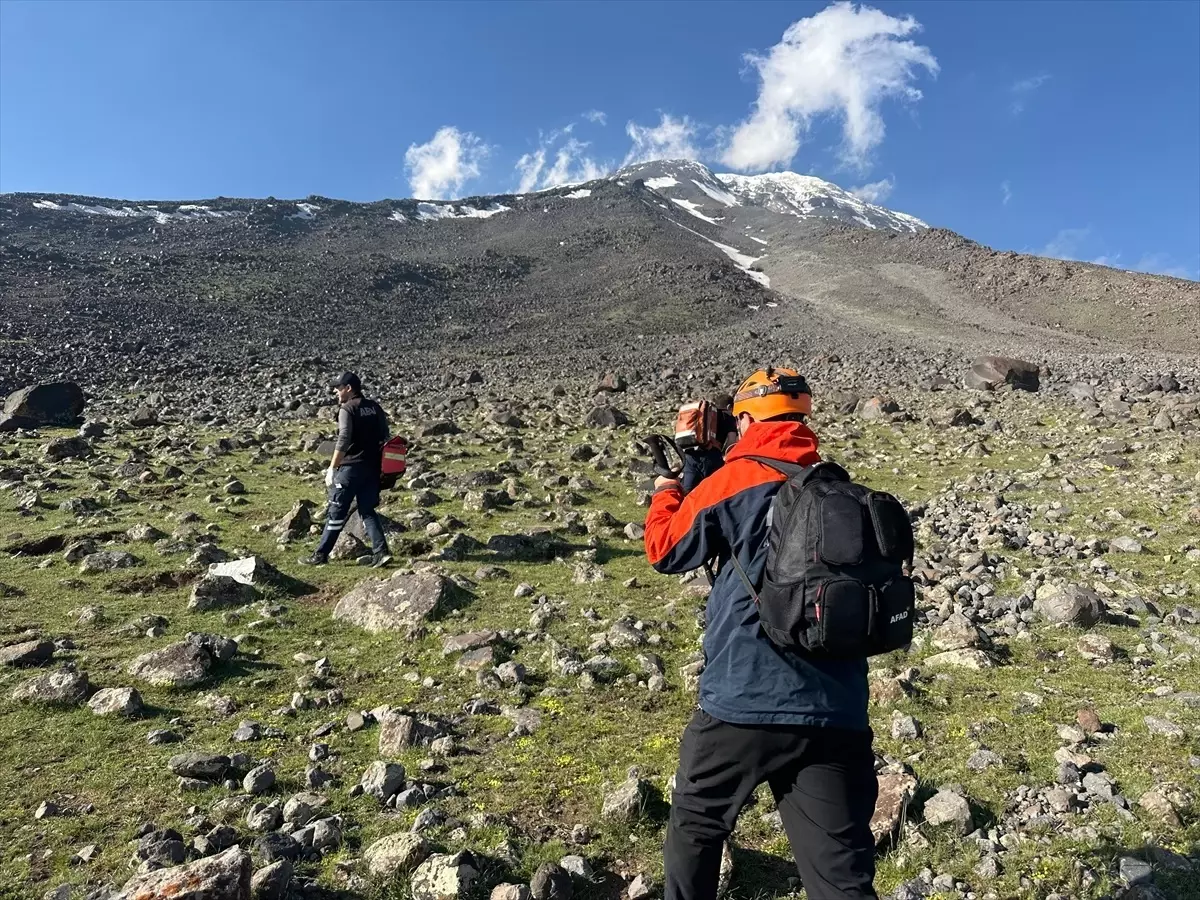 Ağrı Dağı'nda tırmanış yapan kişi kalp krizi geçirerek hayatını kaybetti