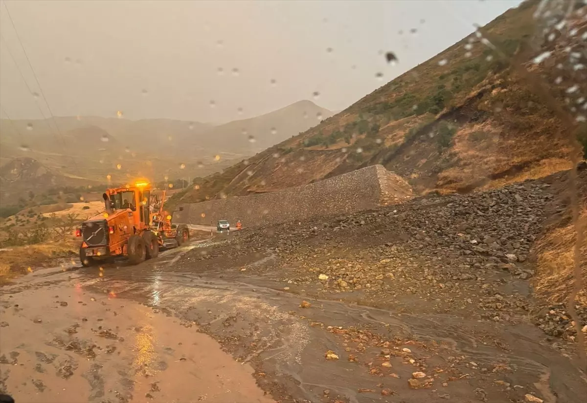 Ağrı-Kağızman Kara Yolu Heyelan Nedeniyle Kapandı