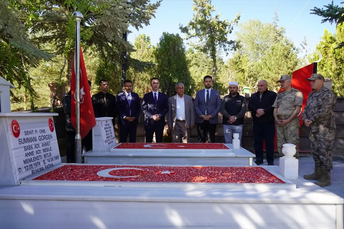 Ahlat Şehitliği'nin çevre düzenlemesi tamamlandı