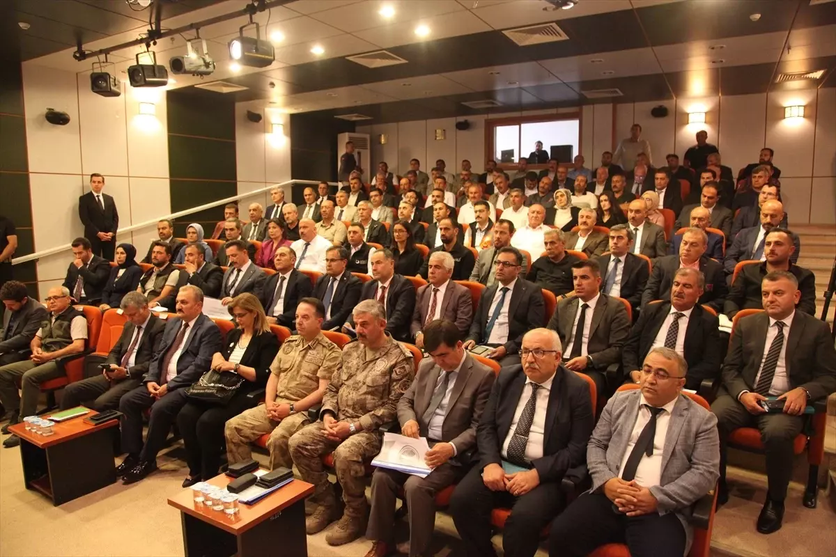 Ahlat'ta Vali Karakaya Başkanlığında Muhtarlar Toplantısı Düzenlendi
