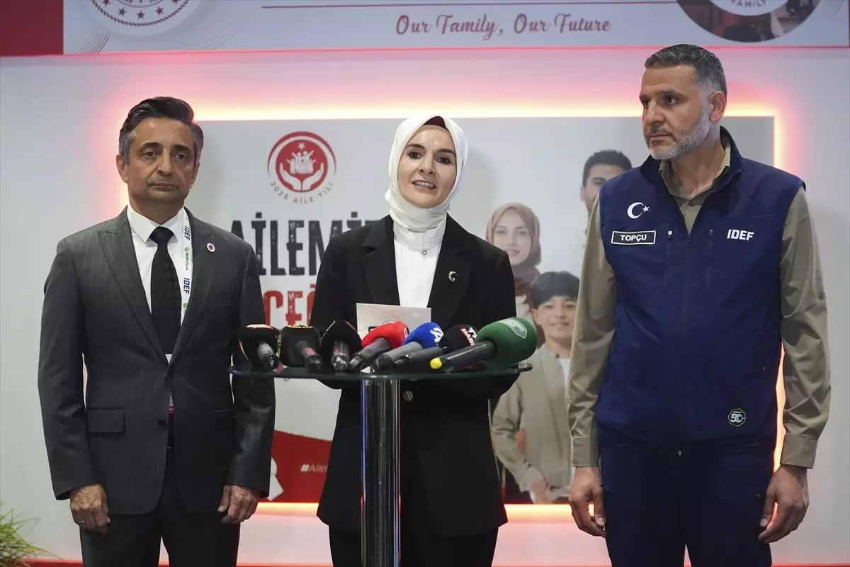 Bakan Göktaş, IDEF 2025 Fuarı'nı Ziyaret Etti