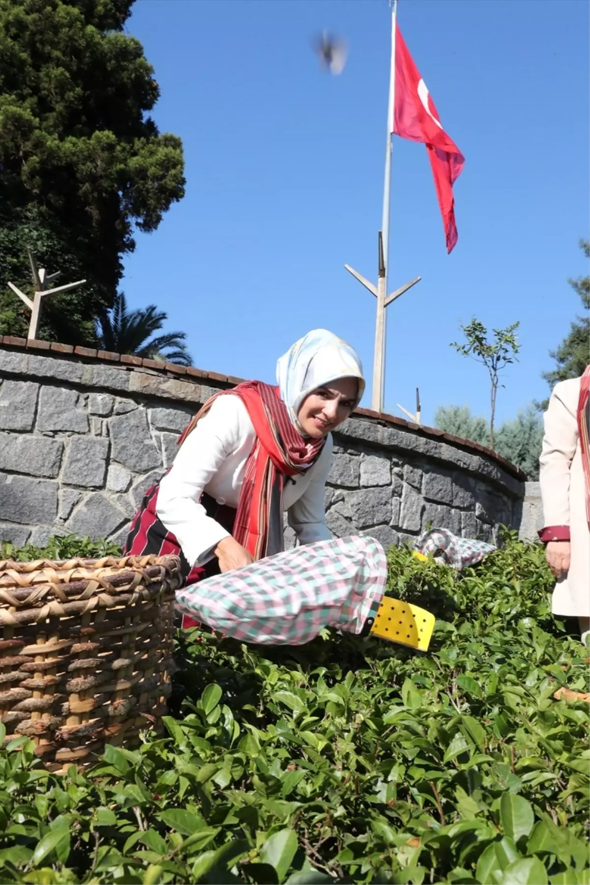 Aile ve Sosyal Hizmetler Bakanı Göktaş, Rize'de 63 yıllık evli olan Kanbur çiftinin misafiri oldu