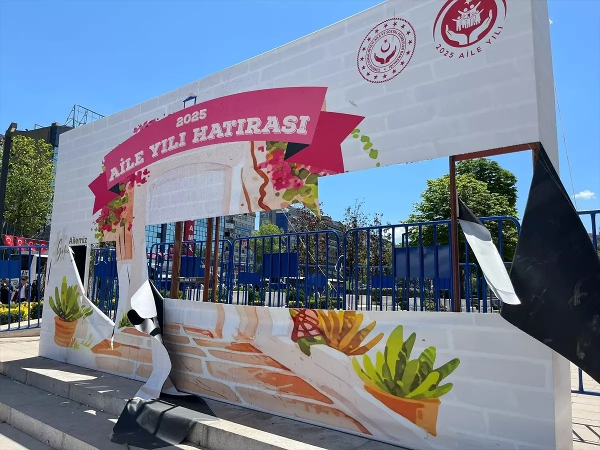 Gençlerin Aile Yılı Panosuna Zarar Vermesi Sonrası Bakanlıkla Görüşme