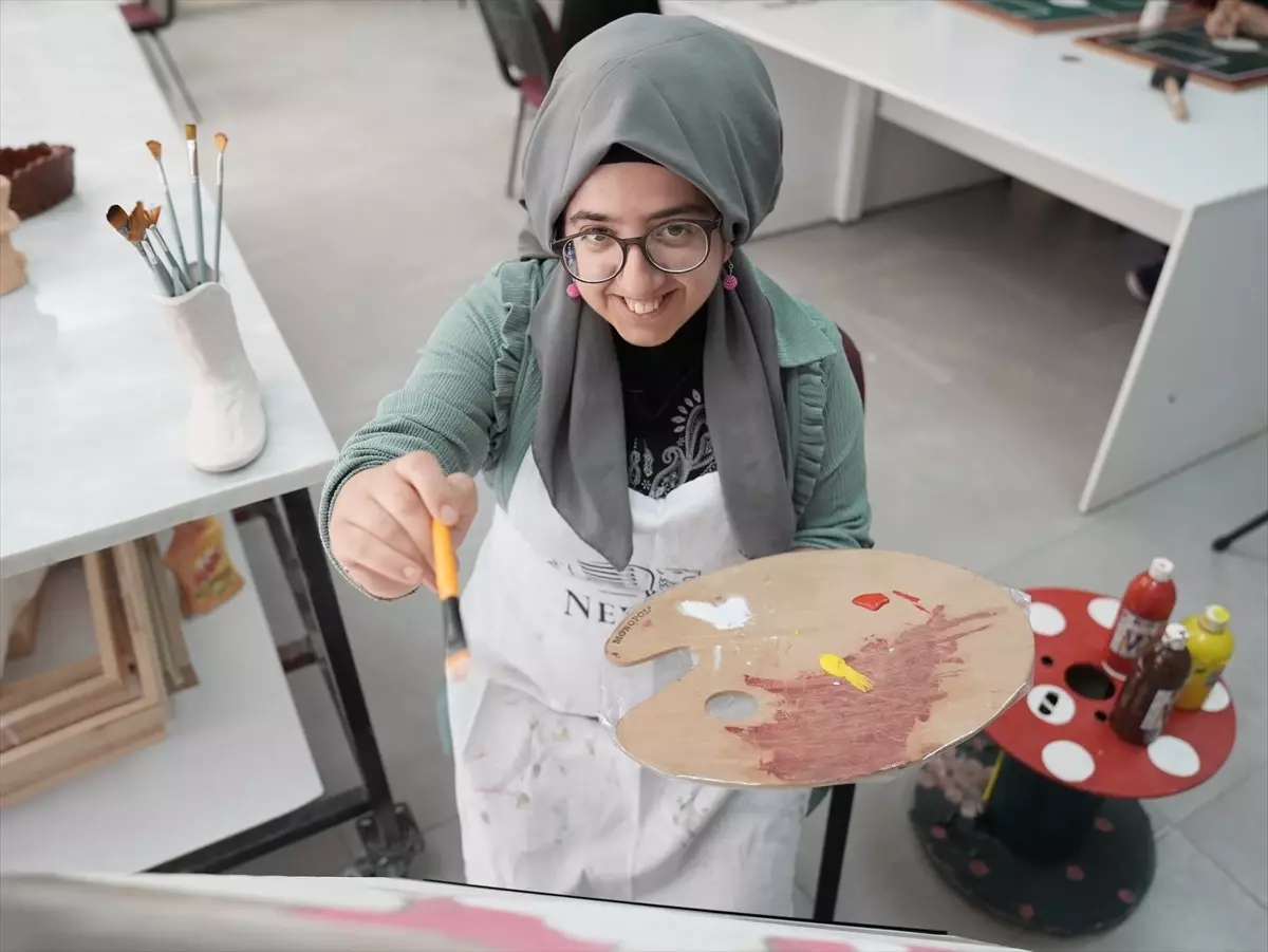 Remziye Uğurlu, İlk Kişisel Sergisine Hazırlanıyor