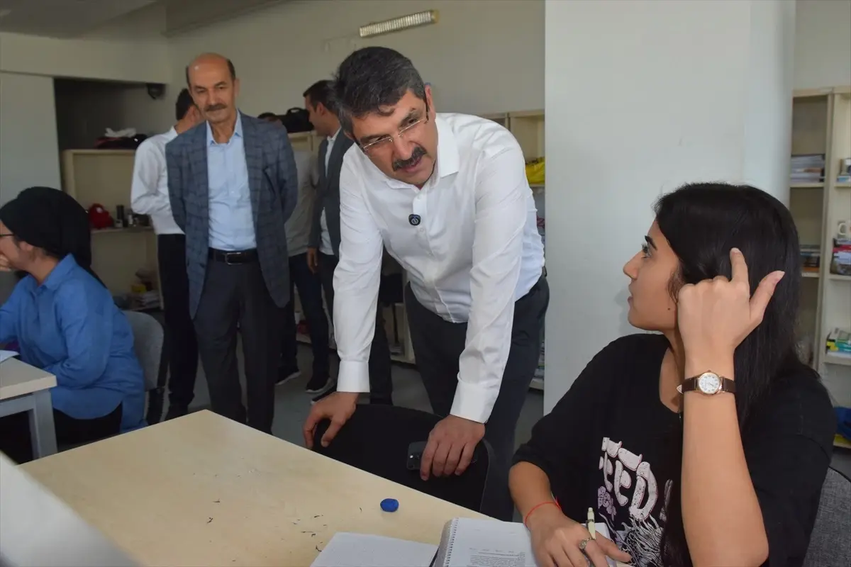 Milletvekili Nasıroğlu, Batman'da Gençlik Merkezini Ziyaret Etti