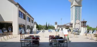 AK Parti Denizli Gençlik Kolları'ndan Gazze'deki Çocuklar İçin 'Boş Sıralar' Etkinliği