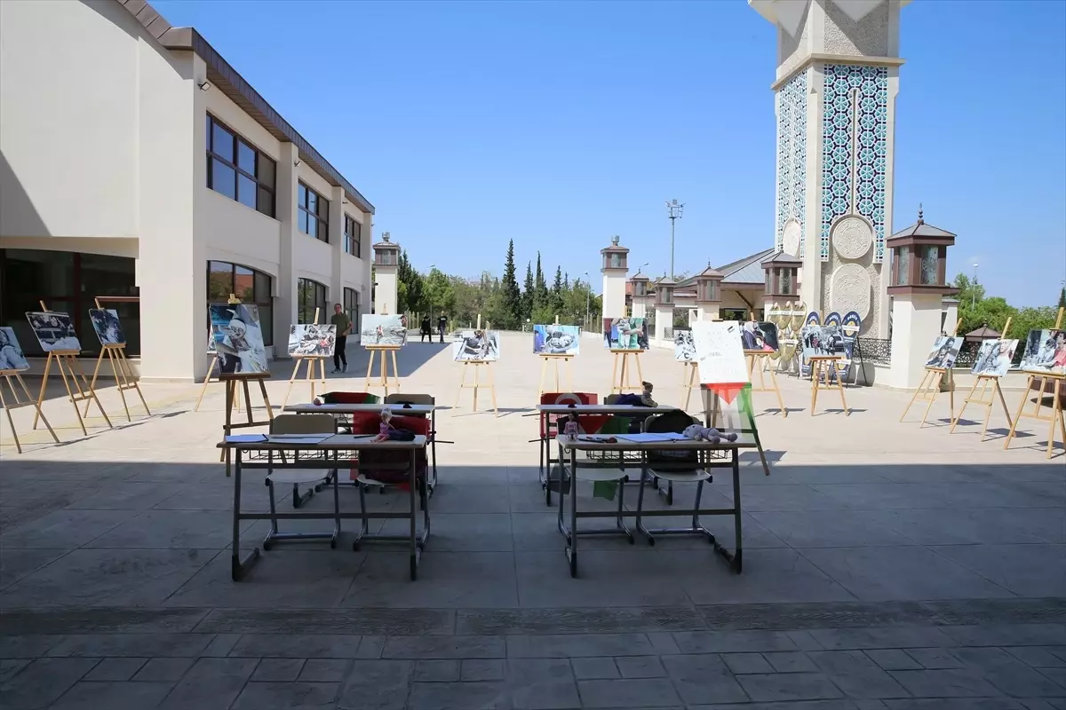 AK Parti Denizli Gençlik Kolları'ndan Gazze'deki Çocuklar İçin 'Boş Sıralar' Etkinliği