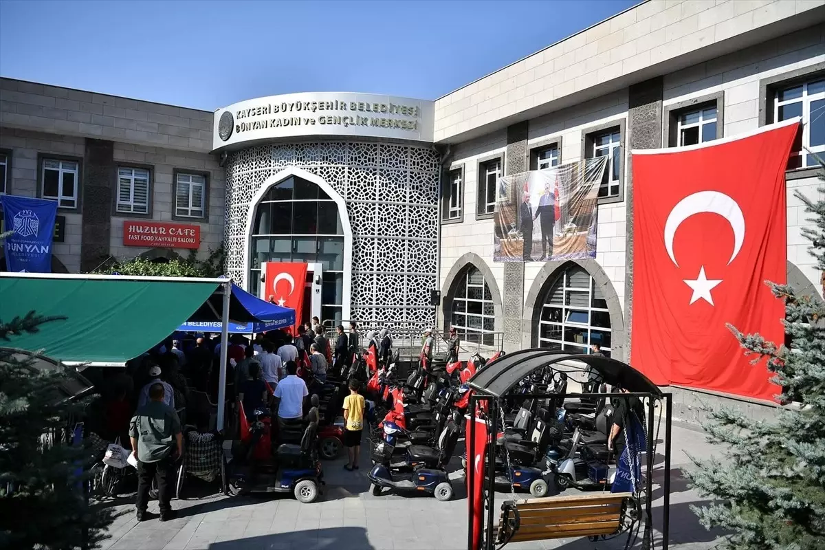 Özel Gereksinimli Vatandaşlara Akülü Araç Dağıtıldı