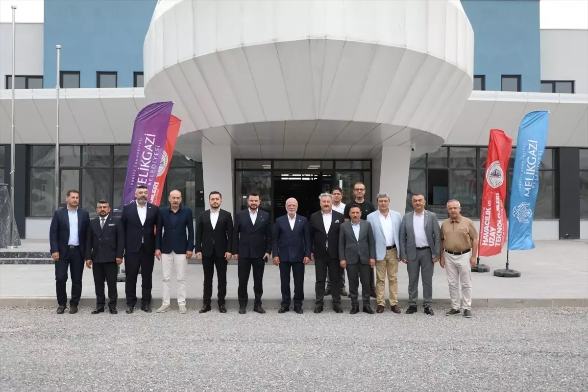 Mustafa Elitaş, Kayseri'deki Yeni Havacılık Lisesini Ziyaret Etti