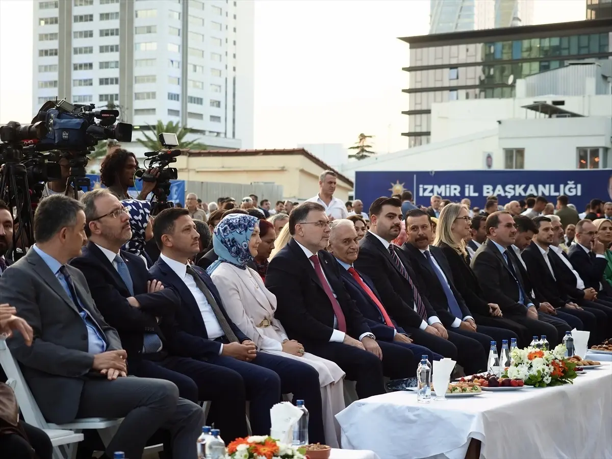 Eyyüp Kadir İnan'dan İzmir'deki Çöp Sorununa Sert Eleştiri