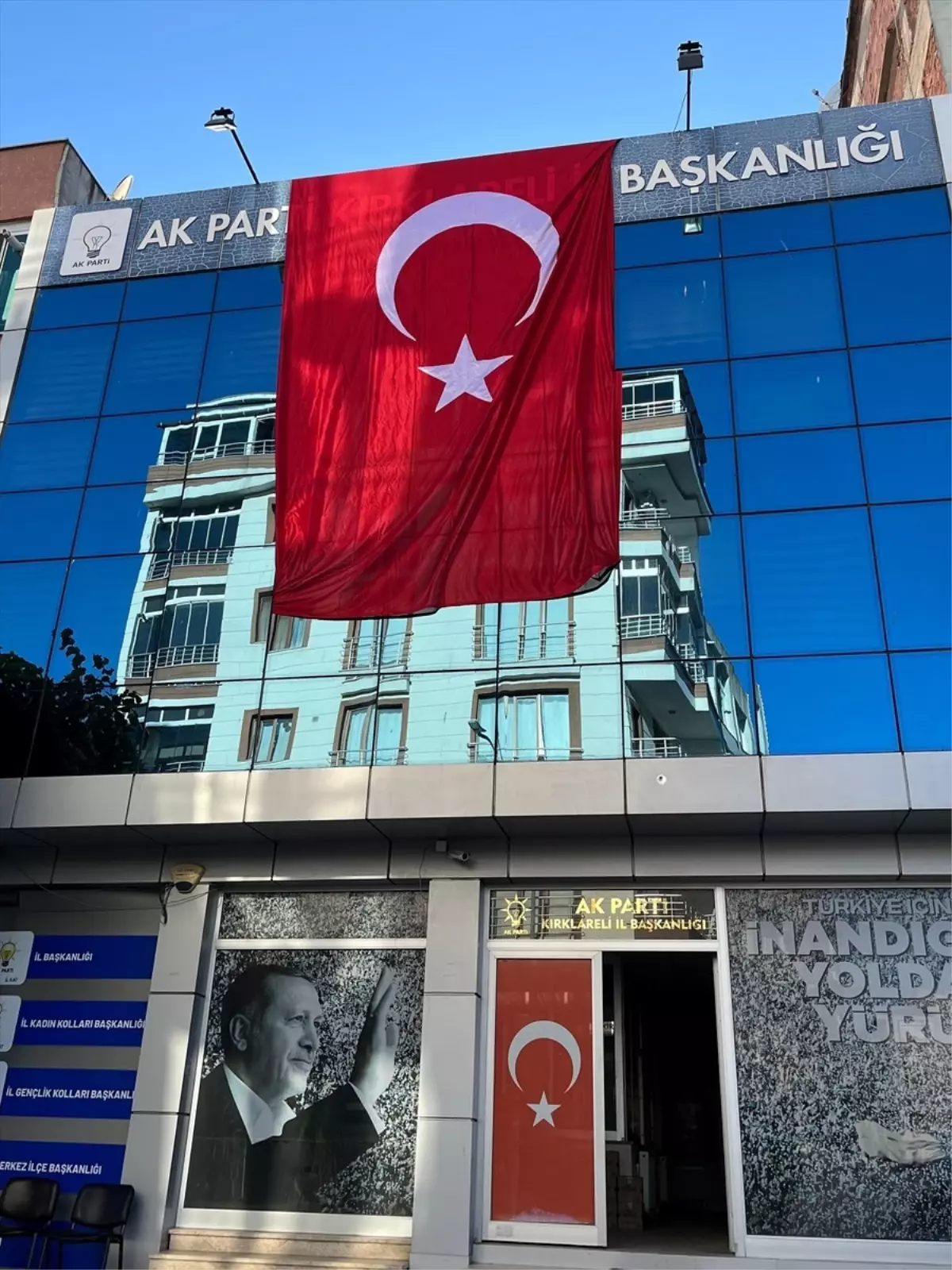 AK Parti Kırklareli İl Başkanlığına 'Terörsüz Türkiye'ye destek için Türk bayrağı asıldı