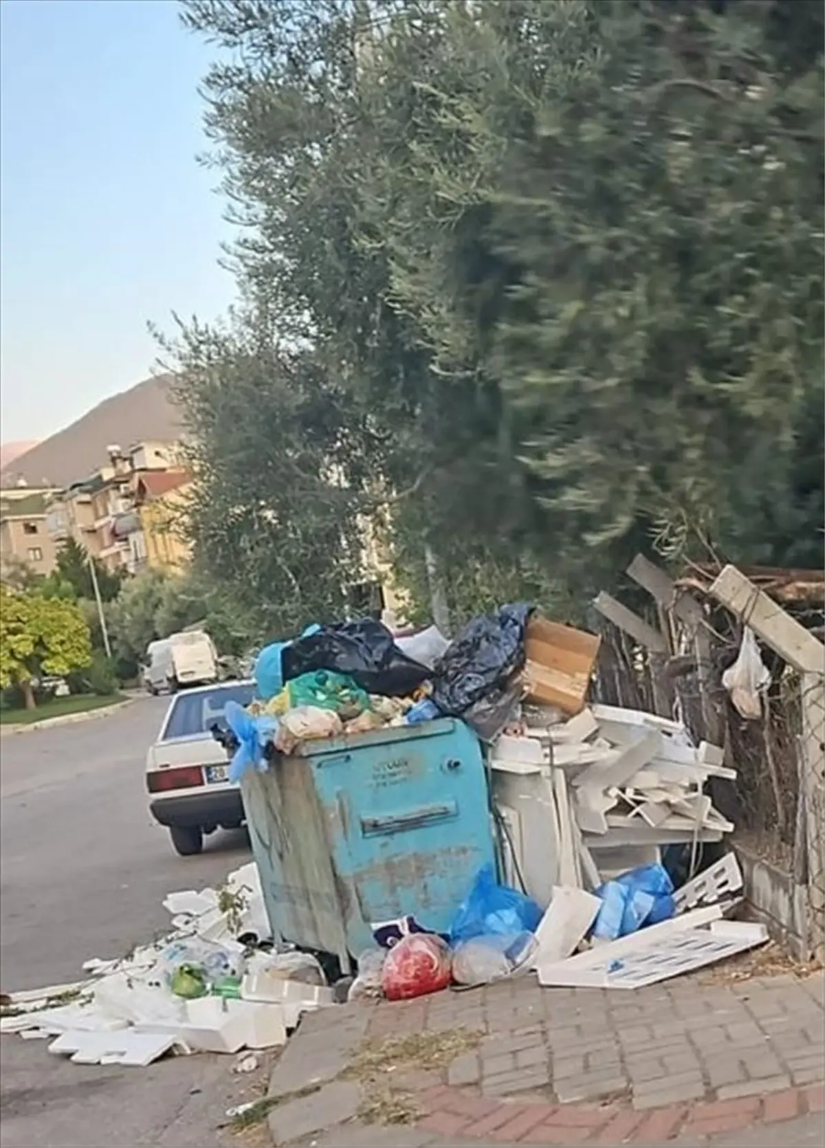 AK Parti İlçe Başkanı Özpek'ten Çöp Tepkisi