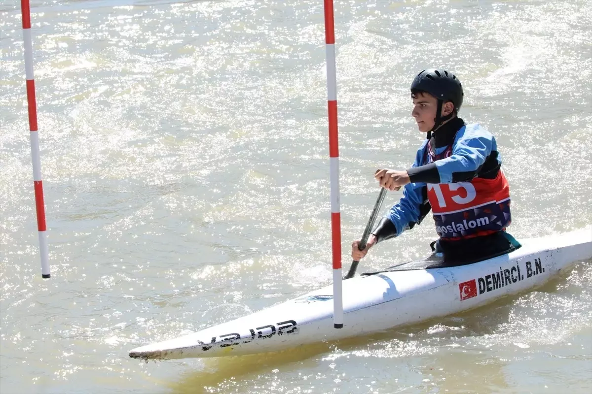 Akarsu Kano Slalom Türkiye Kupası Yarışları Erzincan'da Başladı