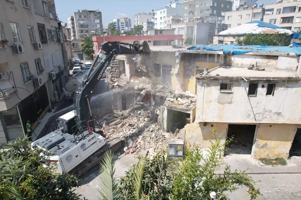 Mersin'de Metruk Bina Kontrollü Şekilde Yıkıldı
