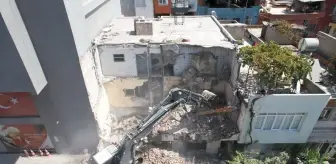 Mersin'de Çökme Riski Taşıyan Metruk Bina Kontrollü Olarak Yıkıldı