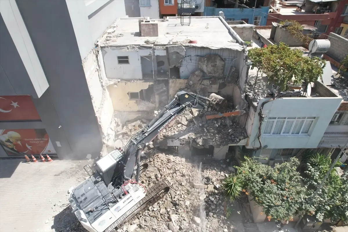 Mersin'de Çökme Riski Taşıyan Metruk Bina Kontrollü Olarak Yıkıldı