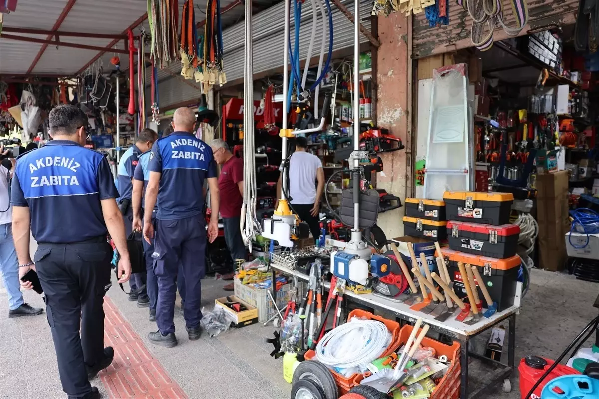 Mersin'de Kaldırım İzgali Yapan İşletmelere Ceza Kesildi