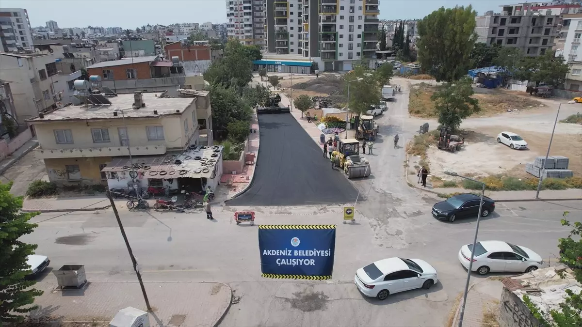 Mersin Akdeniz Belediyesi Yol Yenileme ve Kaldırım Düzenleme Çalışmalarına Devam Ediyor