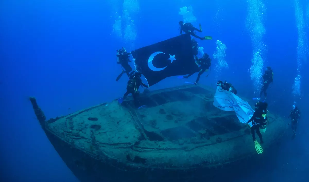 Kemer'de Tarihe Dalış Etkinliği: Paris 2 Gemisi Anıldı