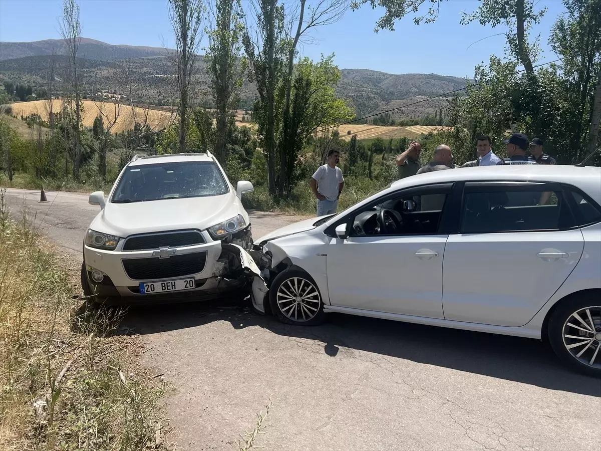 Sivas'ta İki Otomobil Çarpıştı: 1 Yaralı