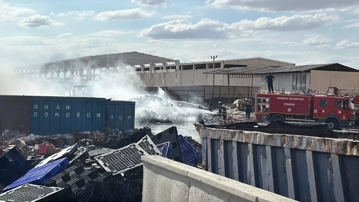 Aksaray'da Geri Dönüşüm Fabrikasında Yangın