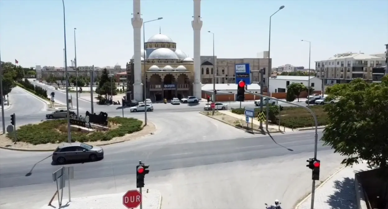 Sultanhanı Kavşağındaki Trafik Işığı Kumrulara Yuva Oldu