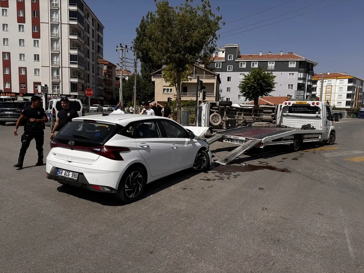 Aksaray'da Öğrenci Servisi ile Otomobil Çarpıştı: 8 Yaralı
