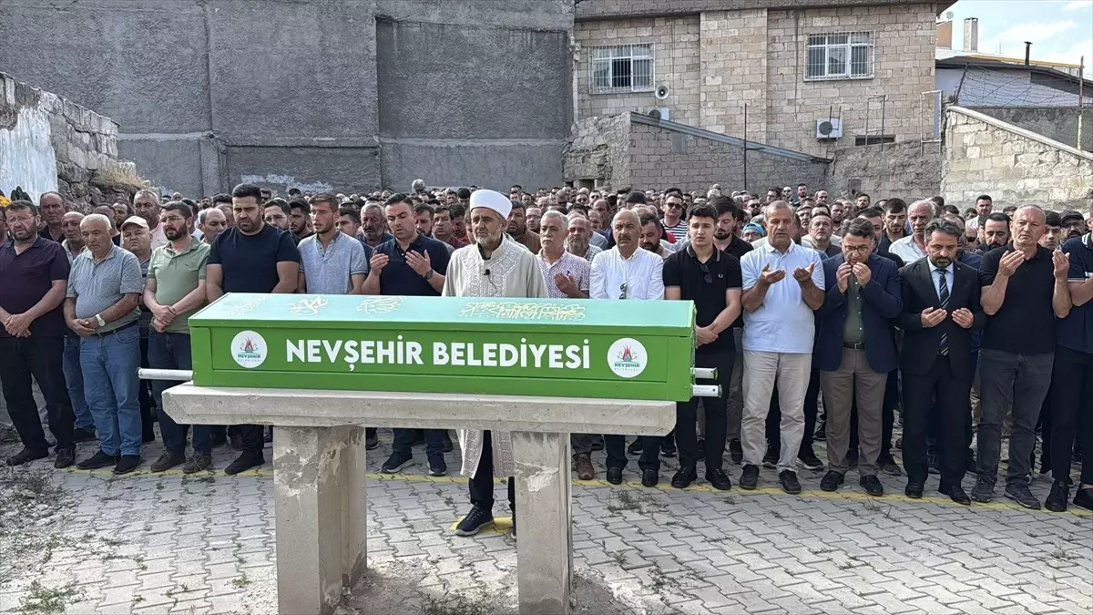 Aksaray'daki sıcak hava balonu kazasında hayatını kaybeden pilotun cenazesi Nevşehir'de defnedildi
