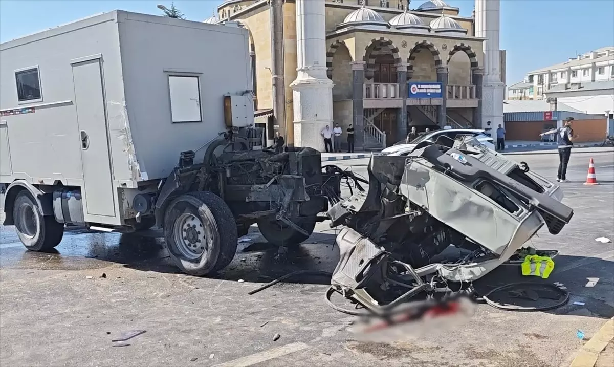Aksaray'da Karavan ve Tır Çarpıştı: 3 Yaralı