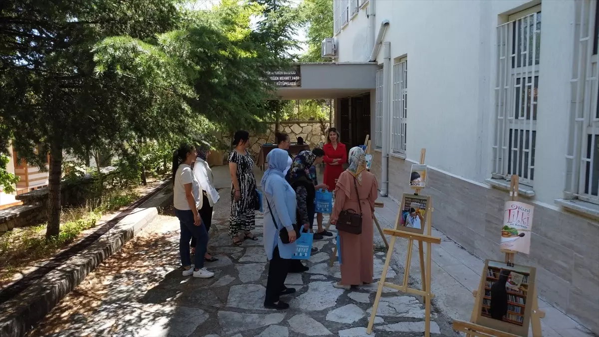 Antalya'da 'Kitap Kafası' Sergisi Açıldı