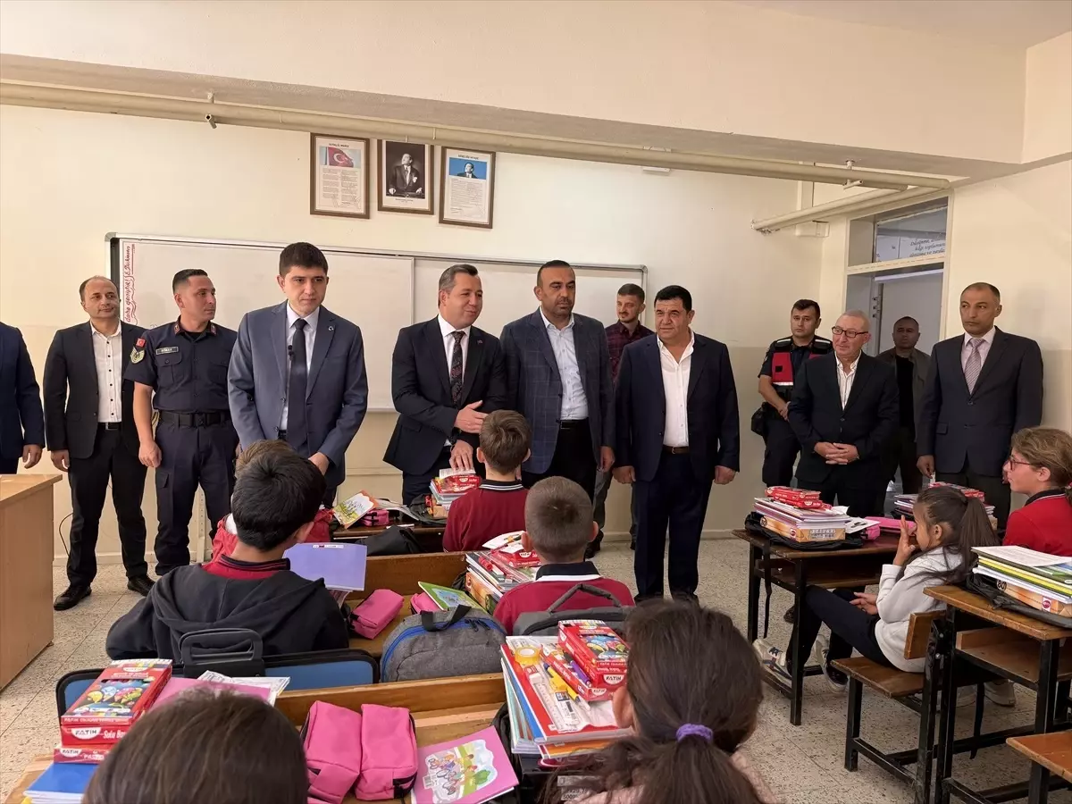 Alaçam'da 65 Mahalleye Kırtasiye Yardımları Dağıtıldı