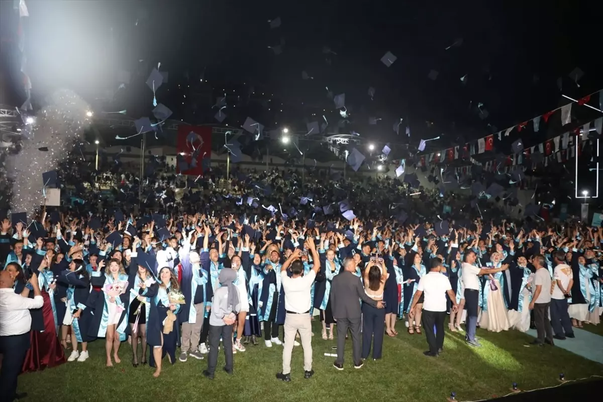ALKÜ'de Mezuniyet Töreni: 2.500 Öğrenci Diploma Aldı