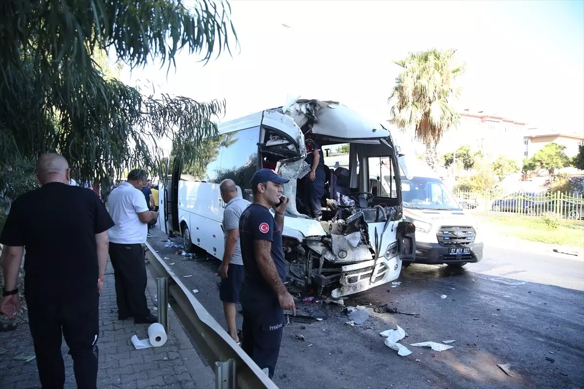 Alanya'da Midibüs Kazası: 15 Yaralı