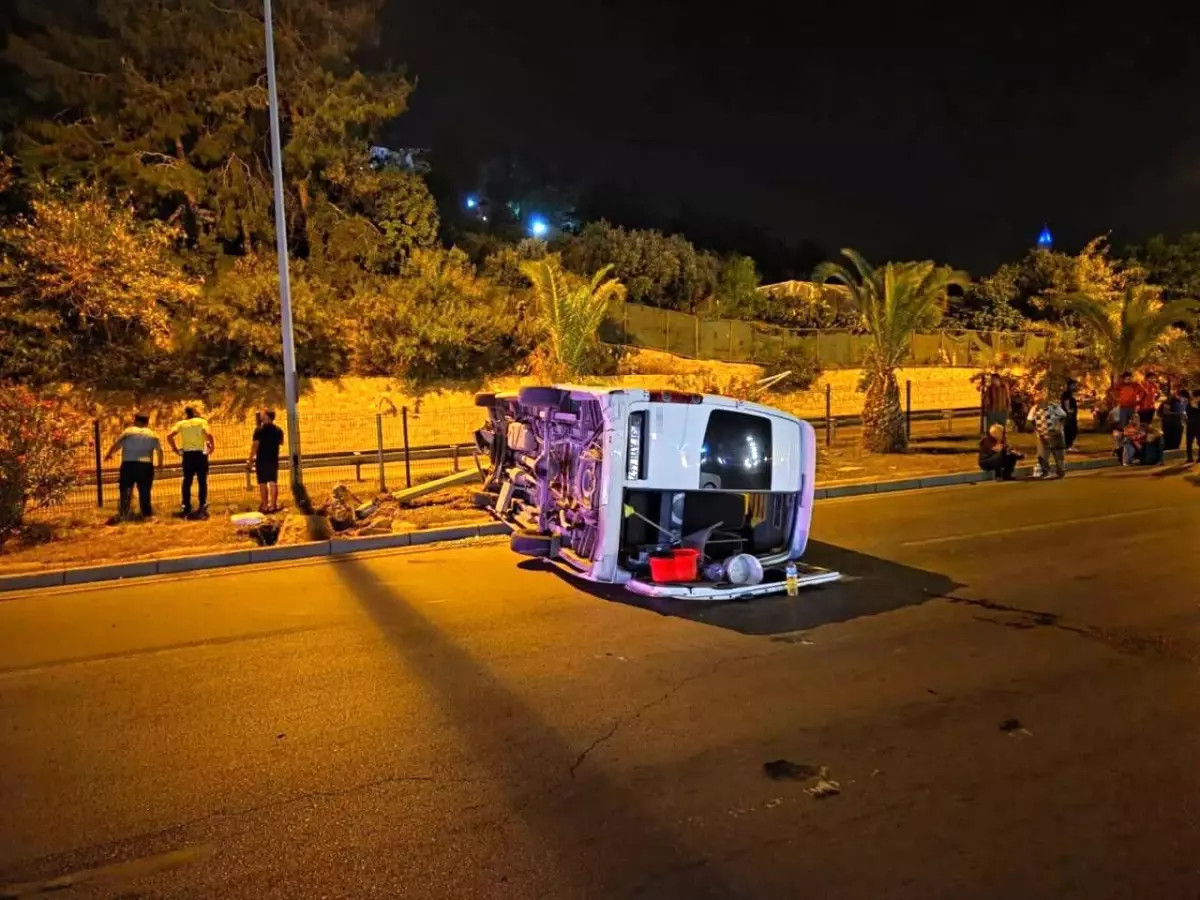 Alanya'da Minibüs Aydınlatma Direğine Çarptı