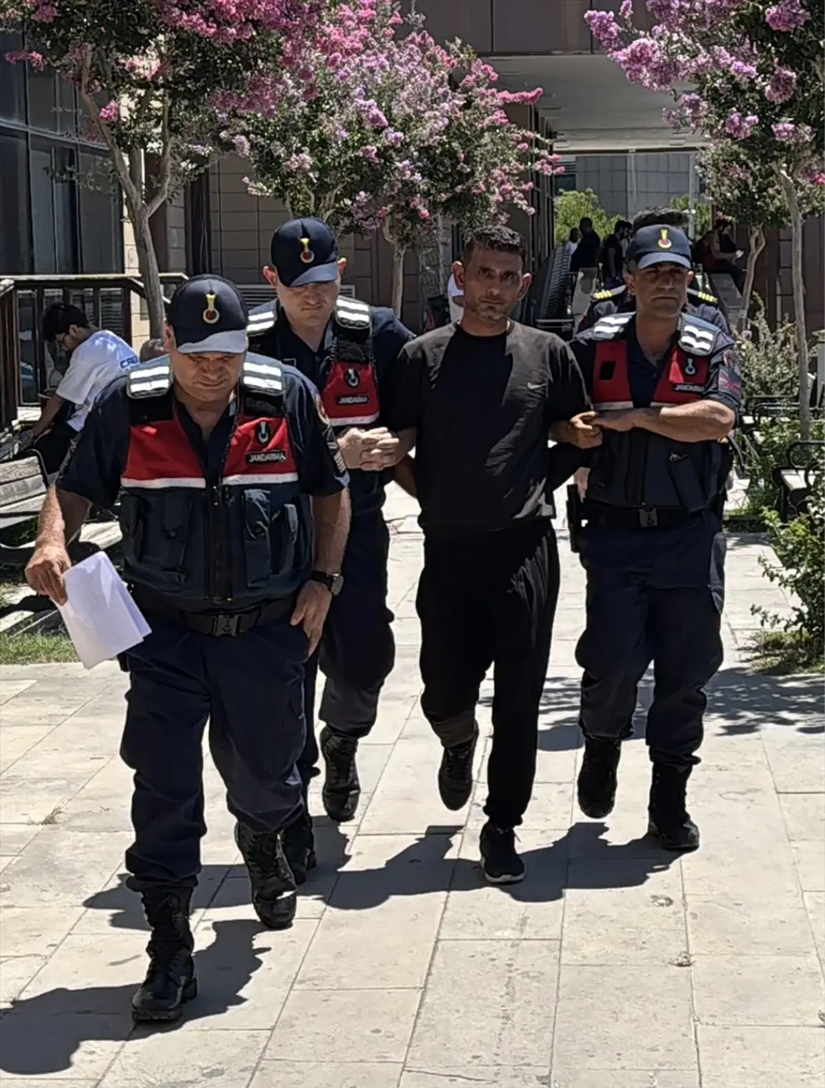 Alanya'da Eski Eşini Bıçakla Yaralayan Zanlı Tutuklandı