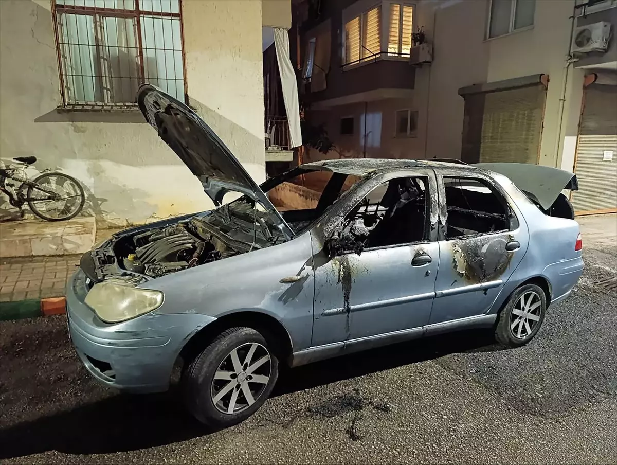 Antalya'da Park Halindeki Otomobilde Yangın Çıktı