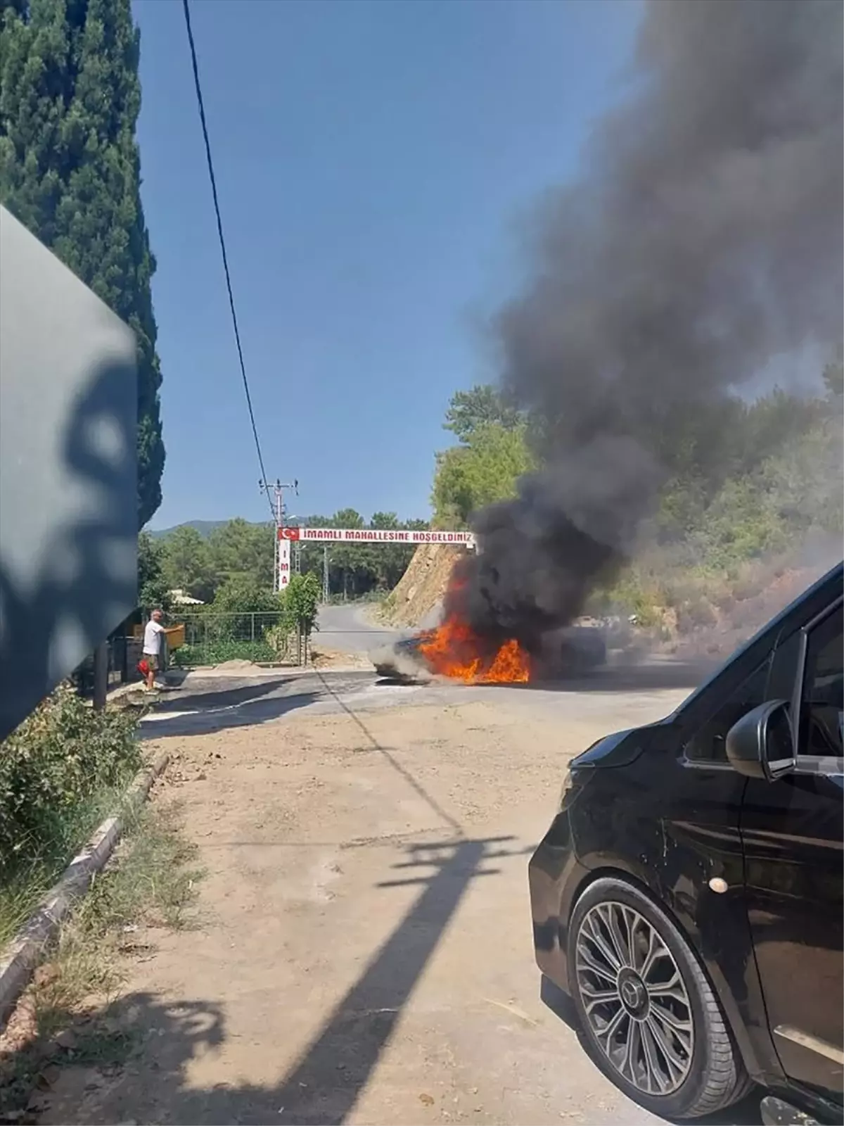 Antalya'da Seyir Halindeki Otomobil Yandı